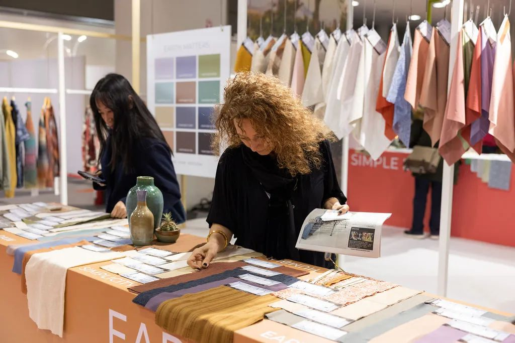 Più di 1.000 commercianti di New York sono apparsi alla mostra di tessuti per abbigliamento Texworld di New York